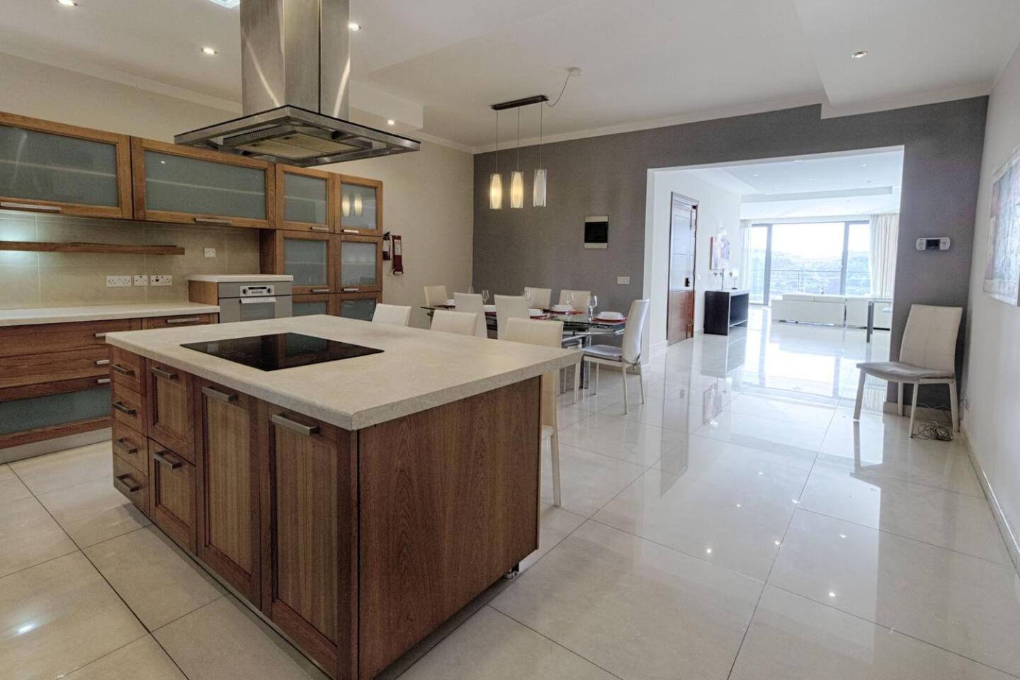 סליאמה The Strand Apartments By Homely מראה חיצוני תמונה